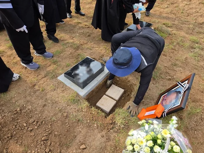 유골을 평장묘에 정중히 안치합니다