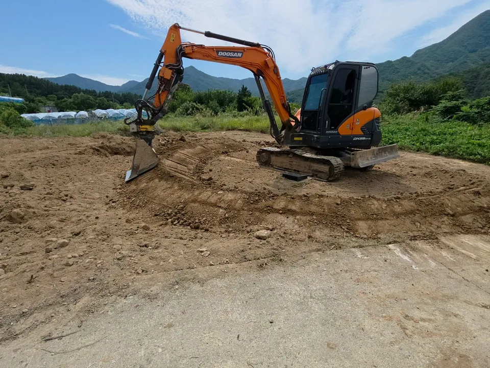 새로 모실 자리를 장비로 고르게 조성합니다