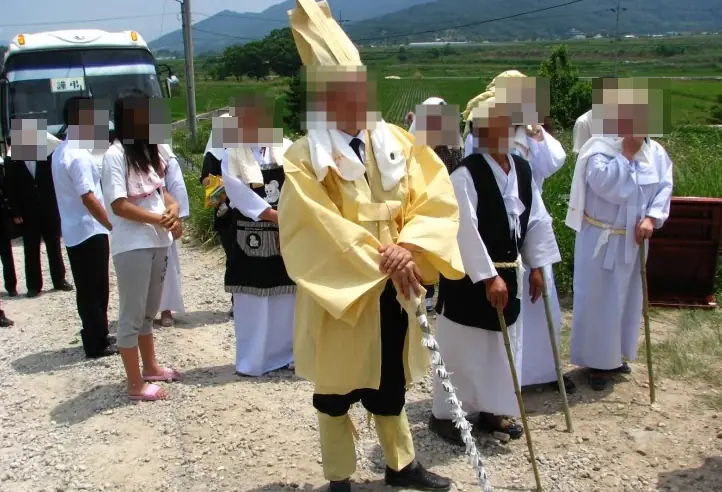 충북 음성 묘지이장 현장 사진 - 삼성가(家) 고 이건희 장례식에서 유가족들이 검은 상복이 아니라 흰색 상