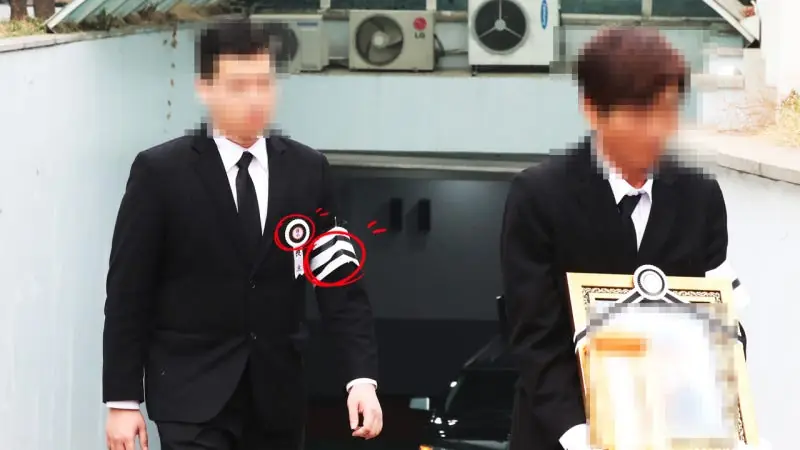 충북 음성 묘지이장 현장 사진 - 삼성가(家) 고 이건희 장례식에서 유가족들이 검은 상복이 아니라 흰색 상