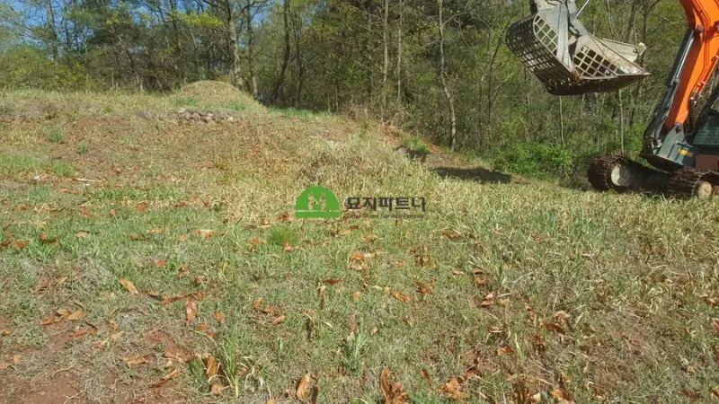 부여 묘지이장 현장 사진 - 충남 부여 사초 묘지이장 작업 봉분 잔디 보수