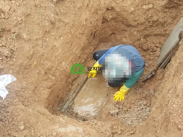 금산 묘지이장 현장 사진 - 물에 잠긴 유골 묘지이장 파묘 묘개장 금산 편