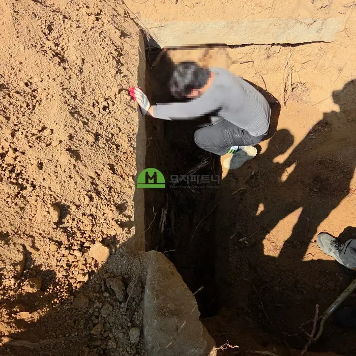 충남 태안 묘지이장 현장 사진 - 태안 묘지이장, 부부 합장묘 파묘하면 유골은 어떻게 구분해 수습할까?