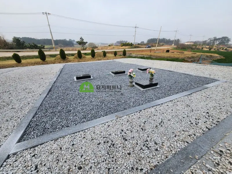 충남 청양 묘지이장 현장 사진 - 청양 묘지이장, 기존 산소를 평장묘로 바꿀 때 유골과 평장와비는 어떻게
