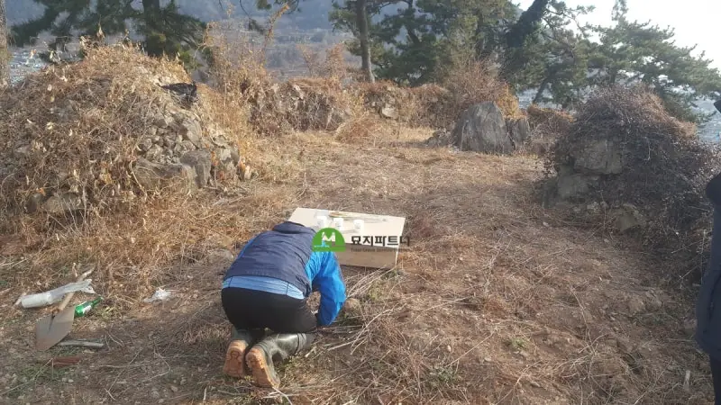 여수 묘지이장 현장 사진 - 밭에 있는 오래된 무덤 여수 무연고분묘 처리