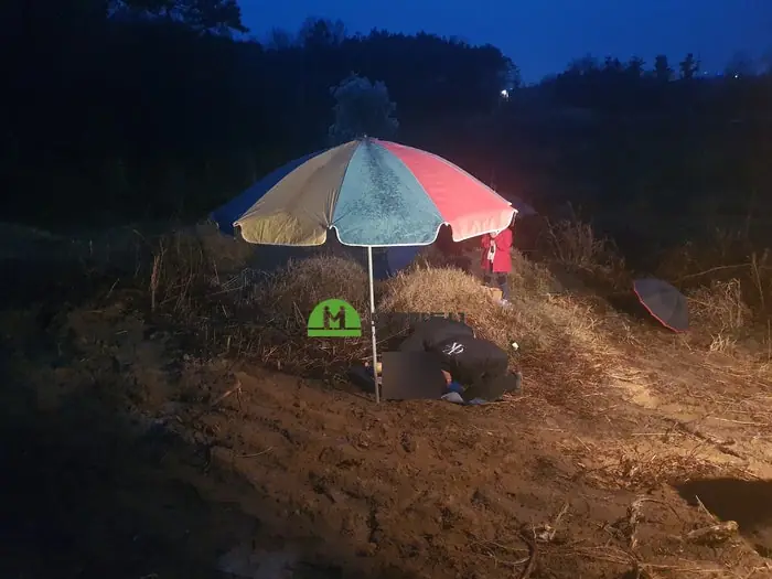 고창 묘지이장 현장 사진 - 고창 윤달묘지 이장 날씨 상관없이 진행되는 파묘 작업